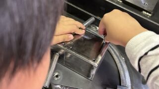 夏休みの宿題に工場体験！子どもと一緒に「溶接で工作」しました