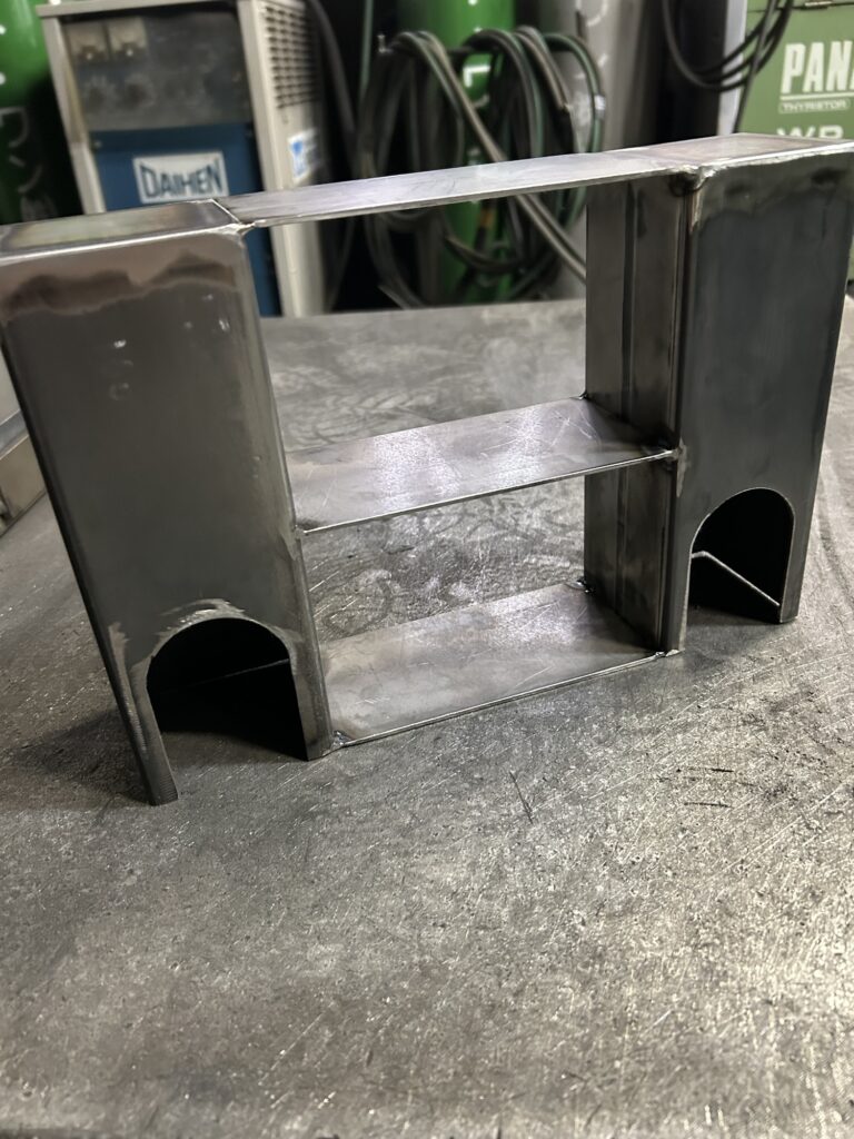 娘が溶接で製作した棚